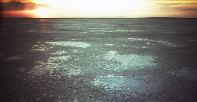 Tuz Gölü, 09.08.2014 | Son kullanma tarihinin üzerinden 7 yıl geçmiş Kodak Ektachrome E100VS pozitif film, C-41 renkli film banyosunda yıkanarak çapraz işleme | Fotoğraf: Can Mengilibörü