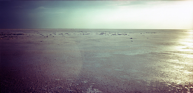 Tuz Gölü, 09.08.2014 | Son kullanma tarihinin üzerinden 7 yıl geçmiş Kodak Ektachrome E100VS pozitif film, C-41 renkli film banyosunda yıkanarak çapraz işleme | Fotoğraf: Can Mengilibörü