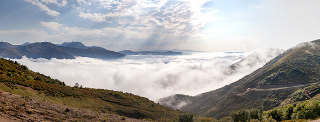 Çuripira Tepesi, 2300 m, bulut denizi | Canon EOS 5dmkII, ISO 100, f/5, 1/1000 sn., 24-105@55 mm, 15 photos panorama | Fotoğraf: Can Mengilibörü