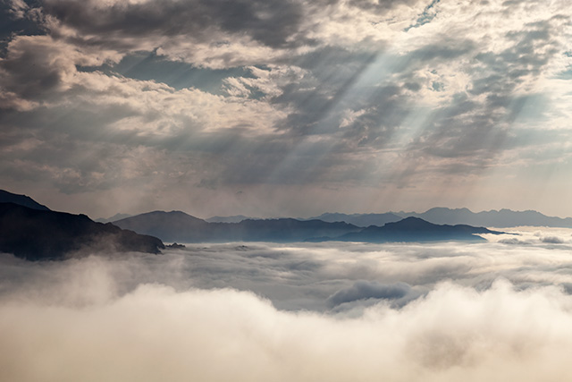 Çuripira Tepesi, 2300 m, bulut denizi | Canon EOS 5dmkII, ISO 100, f/18, 1/320 sn., 24-105@70 mm | Fotoğraf: Can Mengilibörü