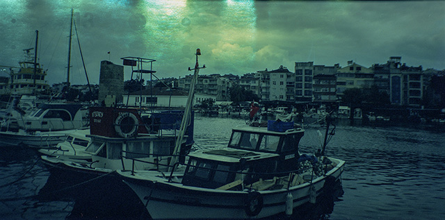 Sinop Limanı | Lomography Belair X 6-12 Jetsetter Orta Format Filmli Kamera, 58mm objektif | Fujifilm RTP T64 120 tarihi geçmiş film (çapraz banyo, negatif banyoda yıkanmış pozitif) | Fotoğraf: Can Mengilibörü